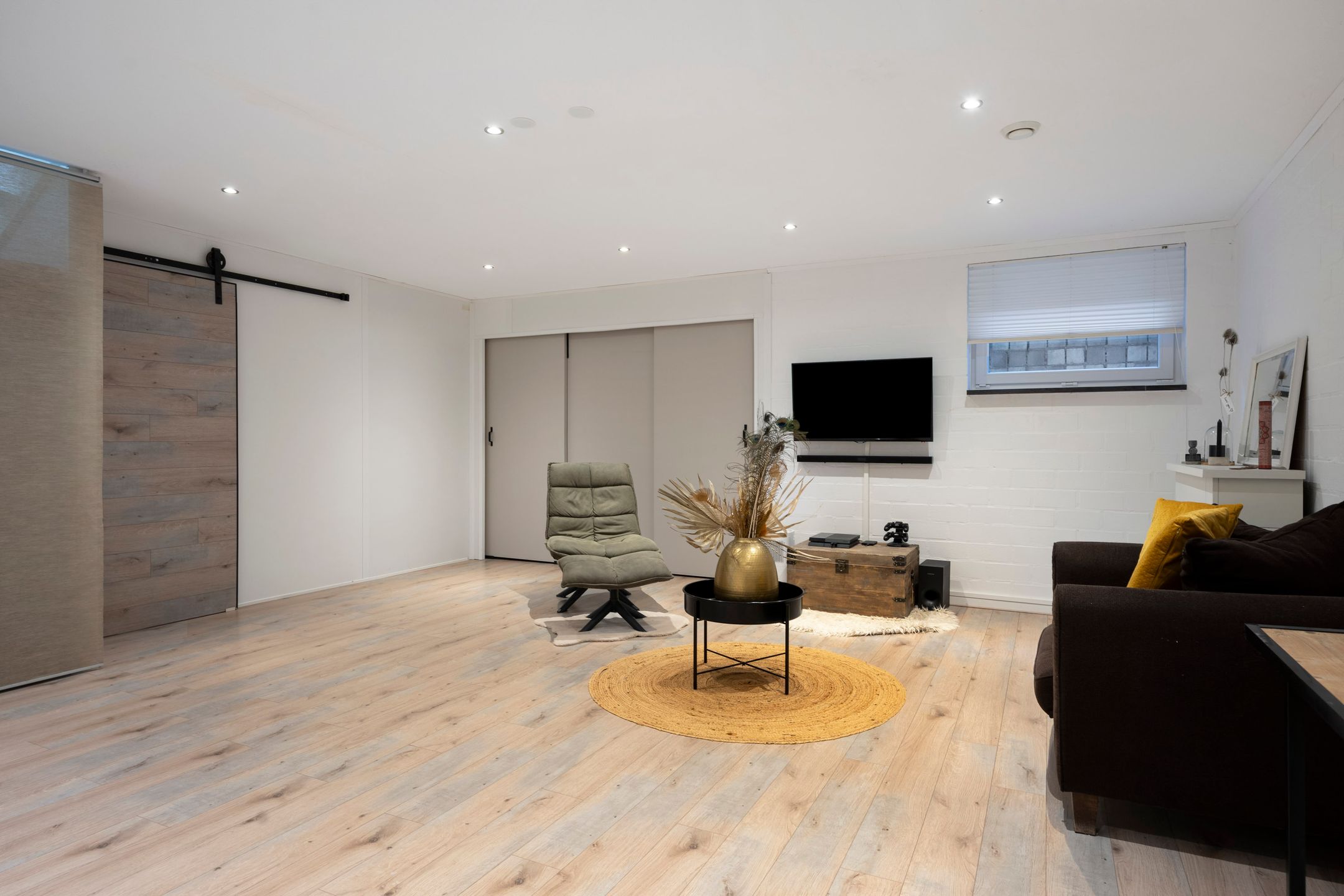 Spacious detached home with 30s style and modern comfort — 39