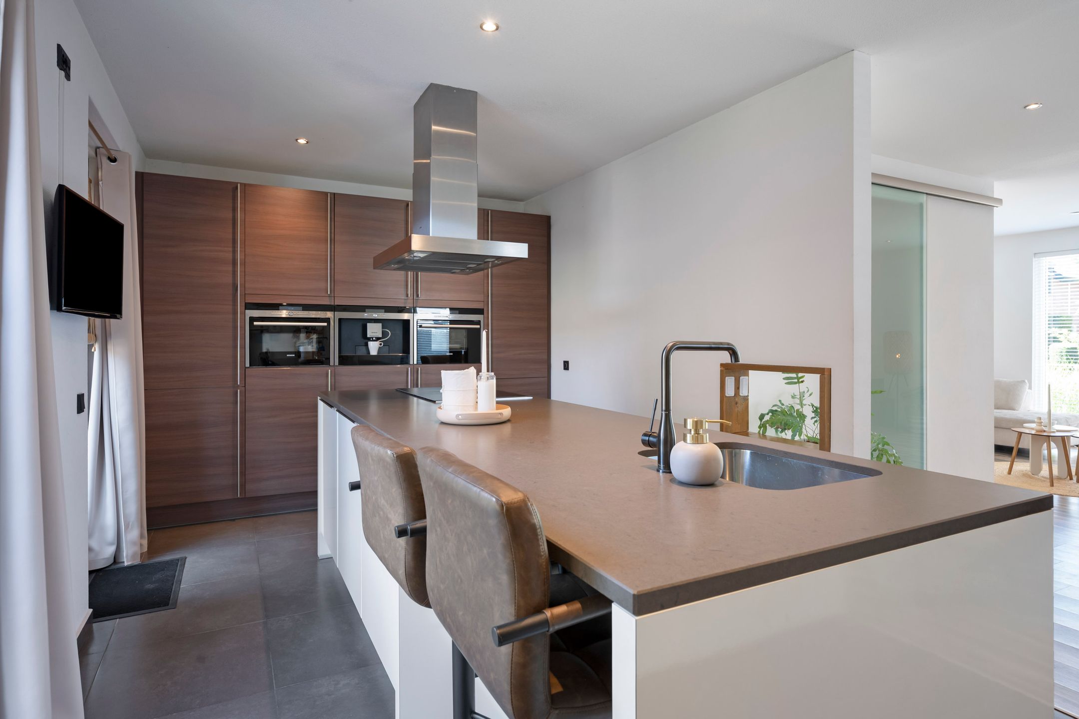 Spacious detached home with 30s style and modern comfort — 24