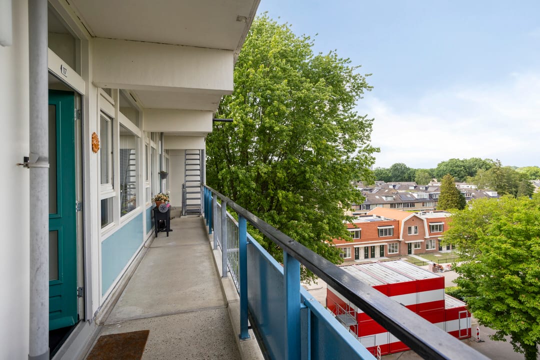 Luxurious Renovated Apartment with Panoramic Views and Unique Bath Features — 22