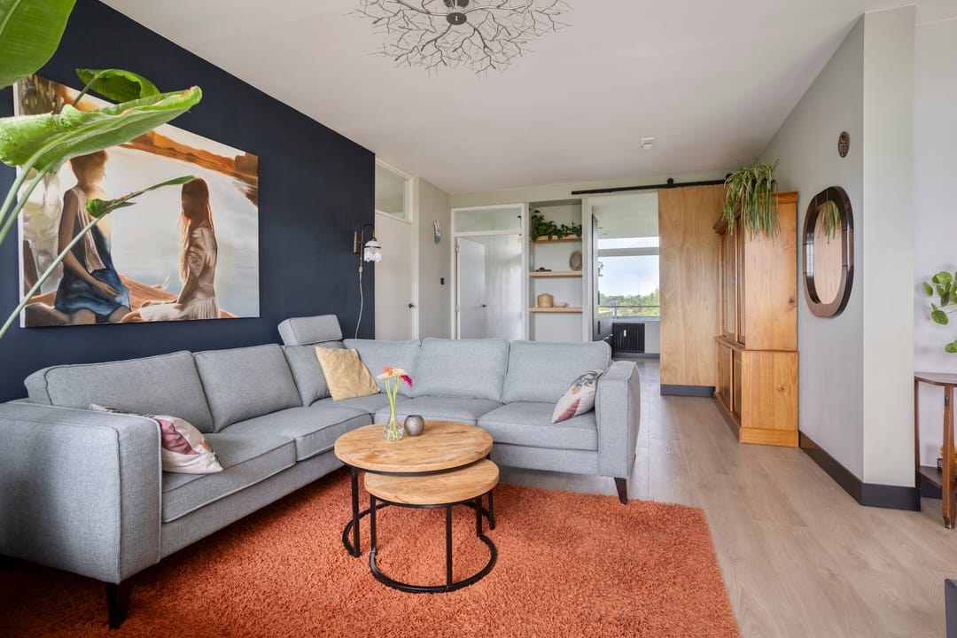 Luxurious Renovated Apartment with Panoramic Views and Unique Bath Features — 8