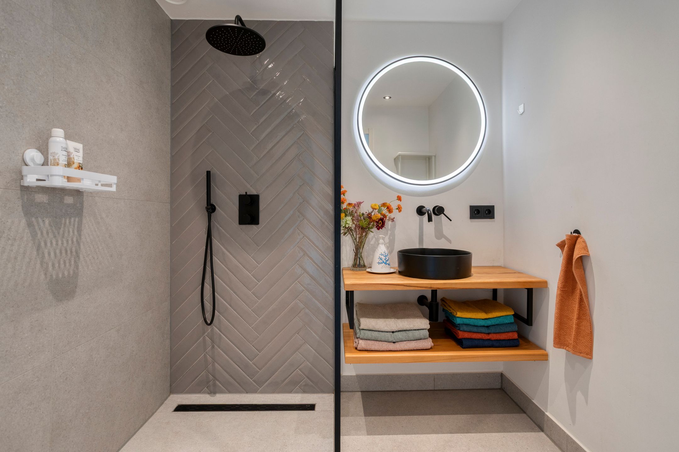 Luxurious Renovated Apartment with Panoramic Views and Unique Bath Features — 12