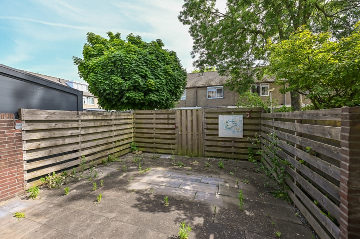 Tussenwoning te koop: Bezaanstraat 18, Zaandam