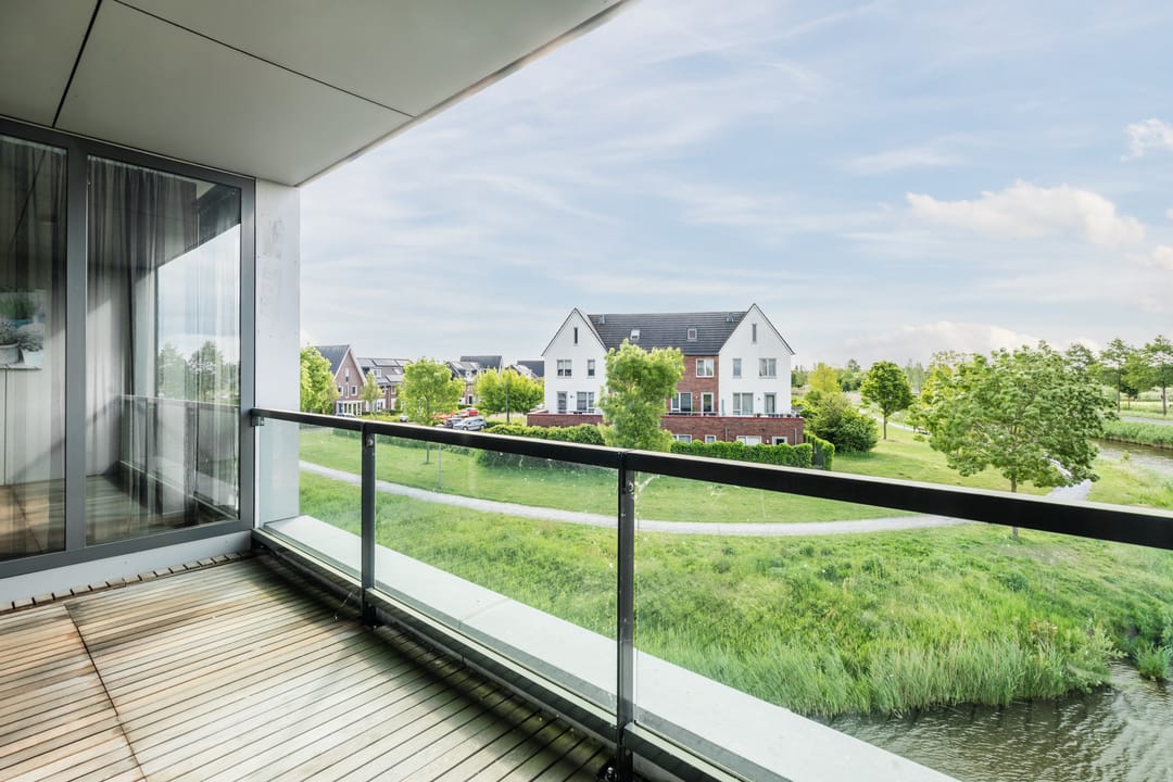 Spacious Corner Apartment with Balcony and Water Views — 26
