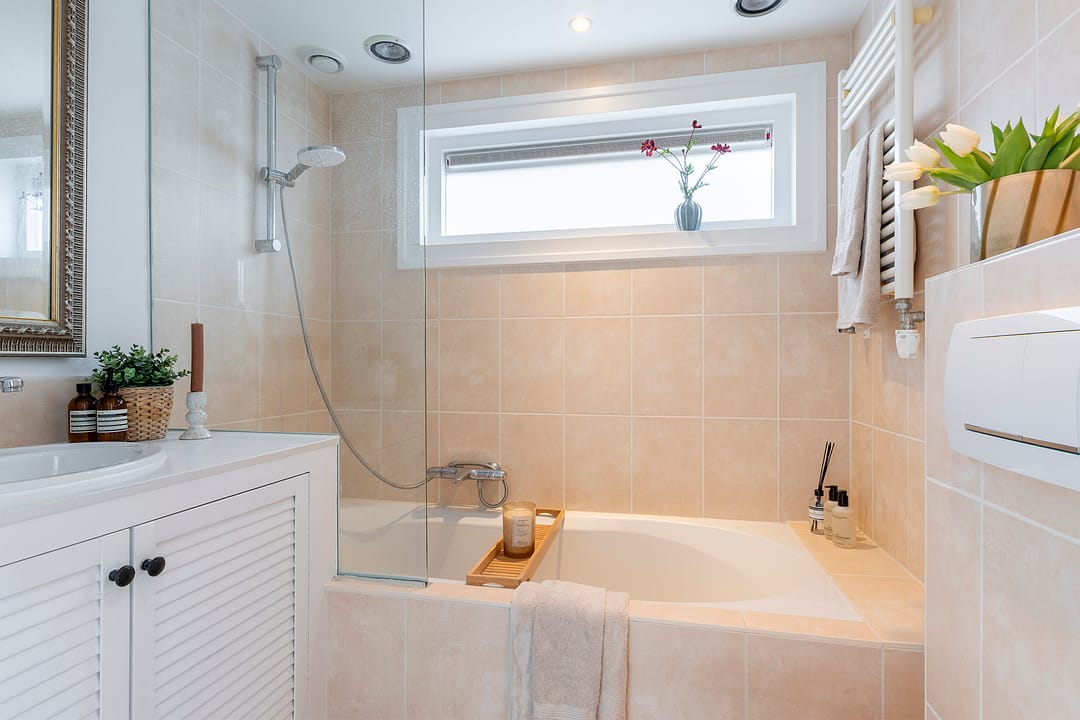 Spacious detached 1930s home with versatile outbuilding and annex in the center of Uitgeest — 32