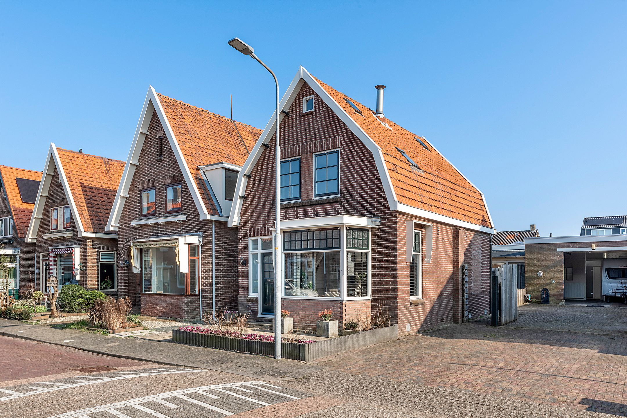 Spacious detached 1930s home with versatile outbuilding and annex in the center of Uitgeest — 60