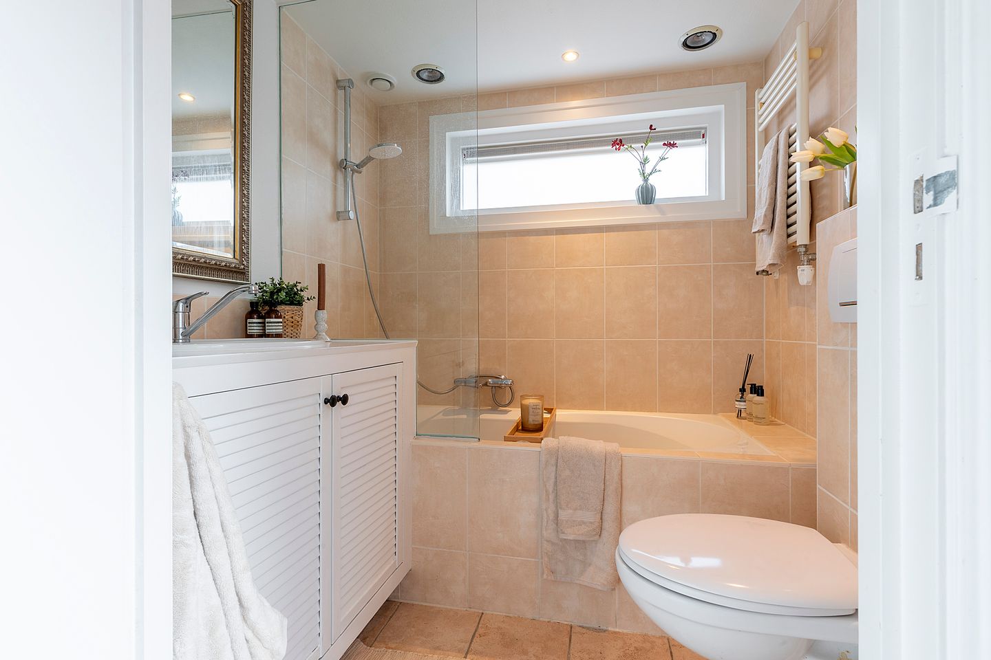 Spacious detached 1930s home with versatile outbuilding and annex in the center of Uitgeest — 34