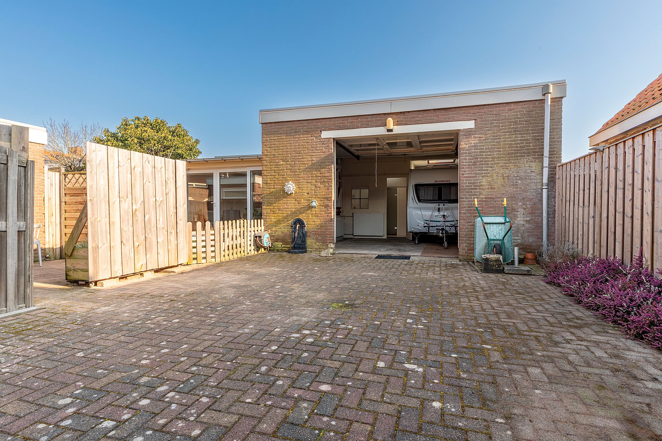 Spacious detached 1930s home with versatile outbuilding and annex in the center of Uitgeest — 57