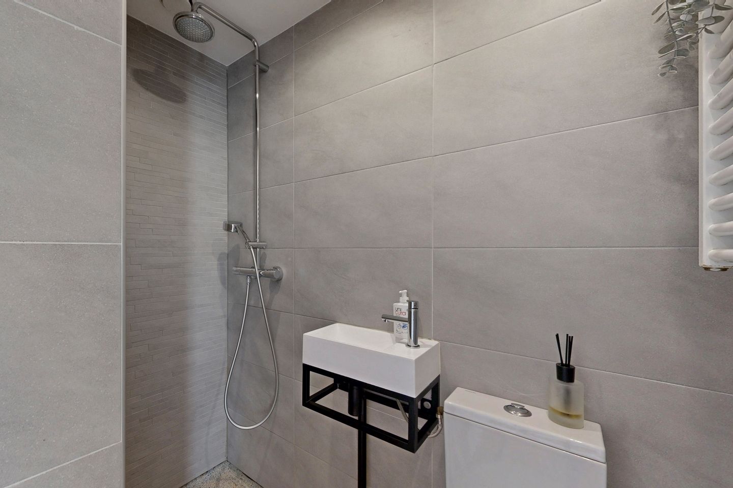 Spacious and sunny apartment with bought-off leasehold in Amsterdam's Indische Buurt — 25