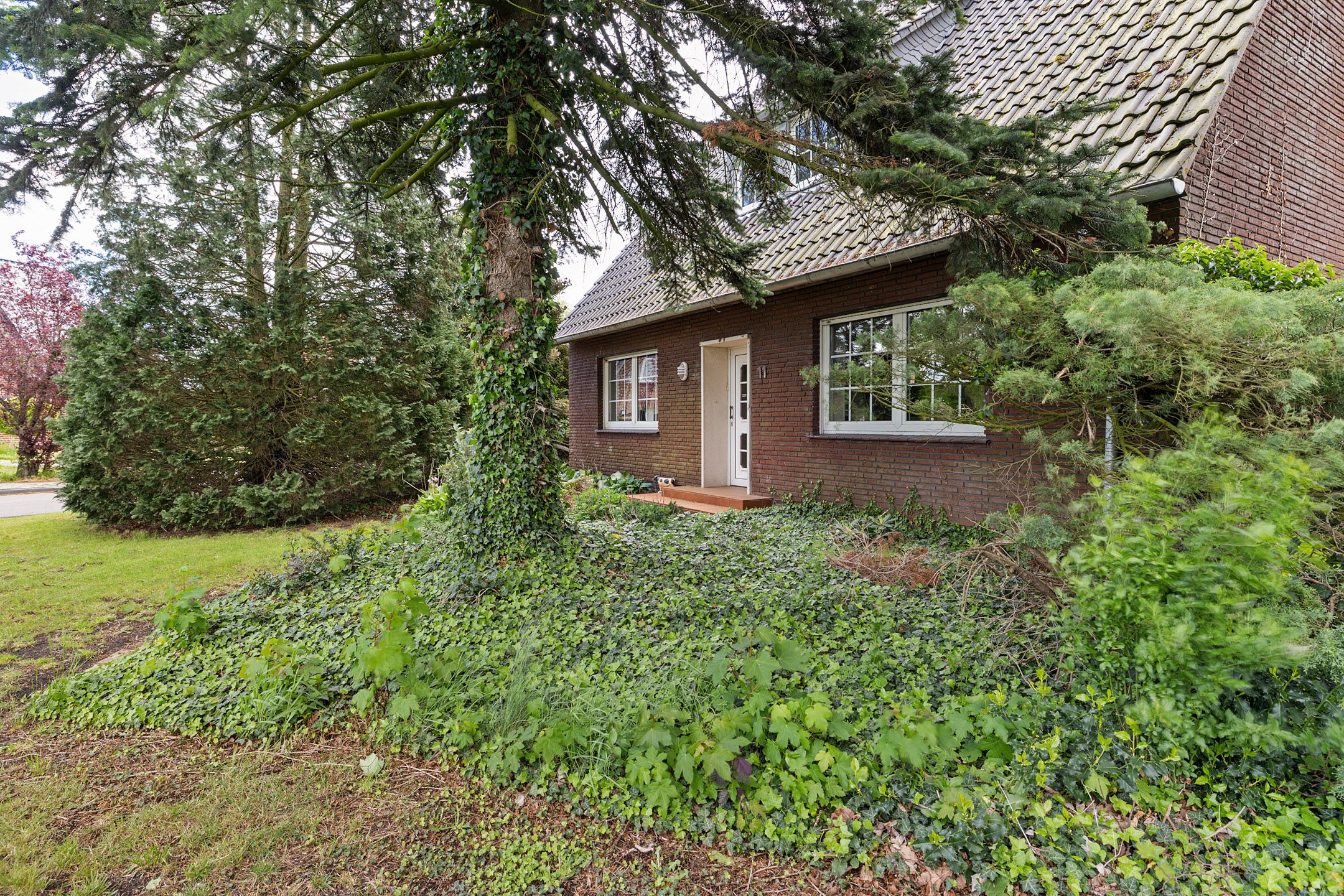 Spacious Detached Home with Park-like Garden and Versatile Workshop in Wippingen — 9