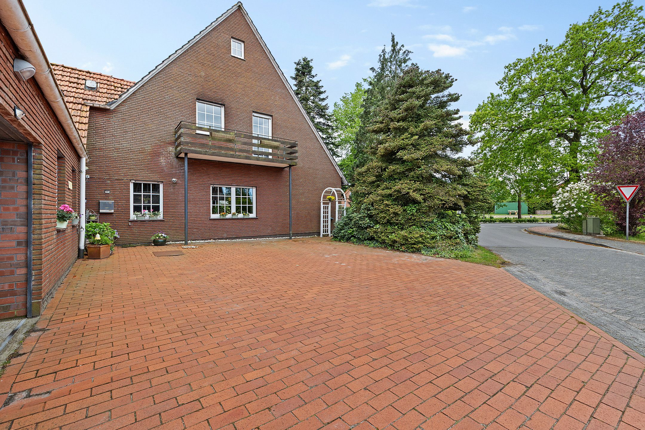 Spacious Detached Home with Park-like Garden and Versatile Workshop in Wippingen — 45