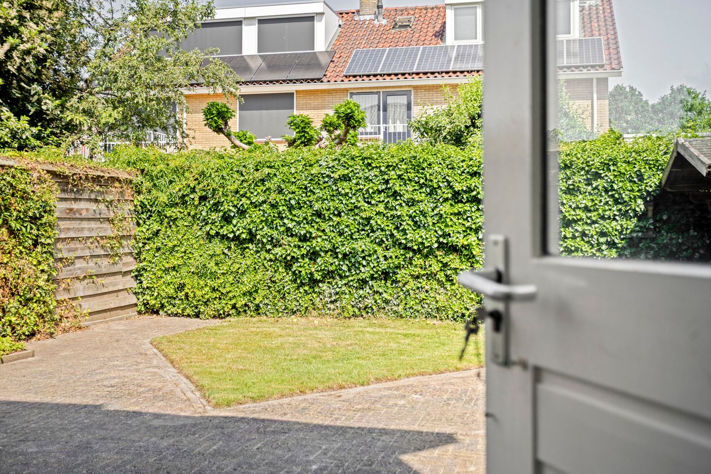 Spacious Semi-Detached House with Garage and Private Garden in Popular Berkum District — 14