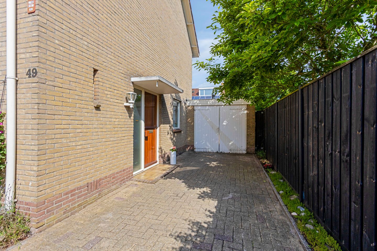 Spacious Semi-Detached House with Garage and Private Garden in Popular Berkum District — 44