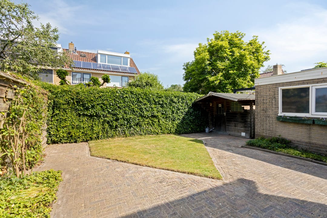 Spacious Semi-Detached House with Garage and Private Garden in Popular Berkum District — 41