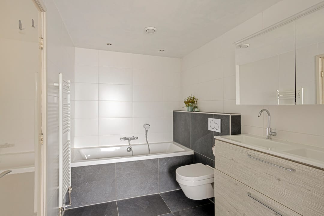 Spacious Semi-Detached House with Garage and Private Garden in Popular Berkum District — 28