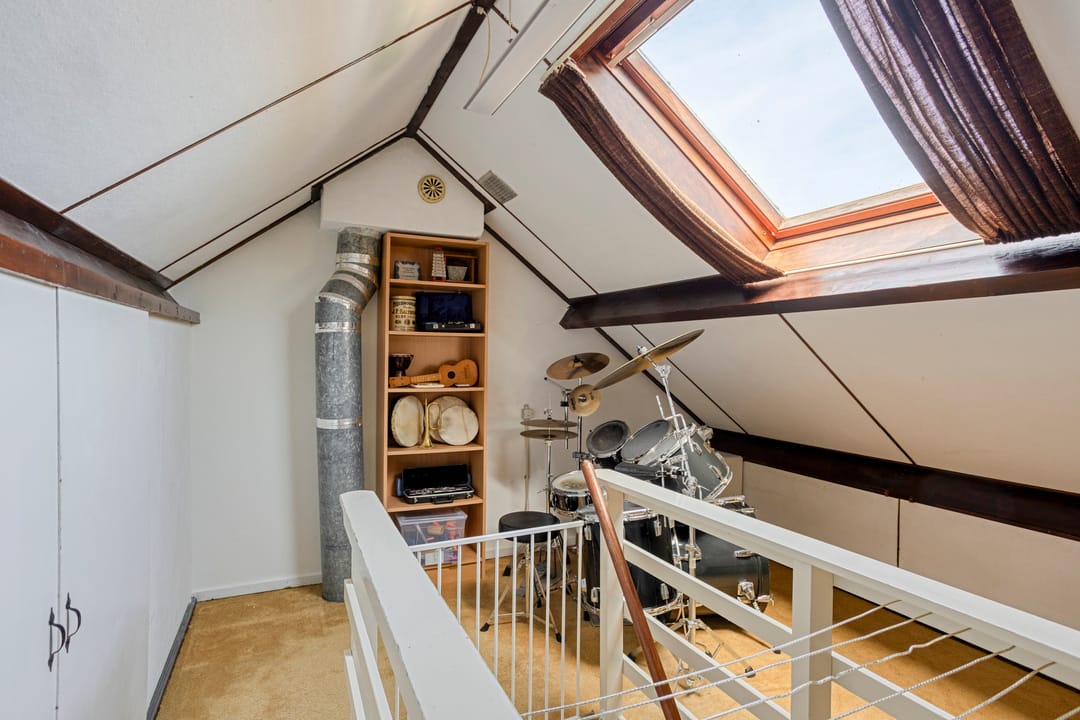 Spacious Semi-Detached House with Garage and Private Garden in Popular Berkum District — 32