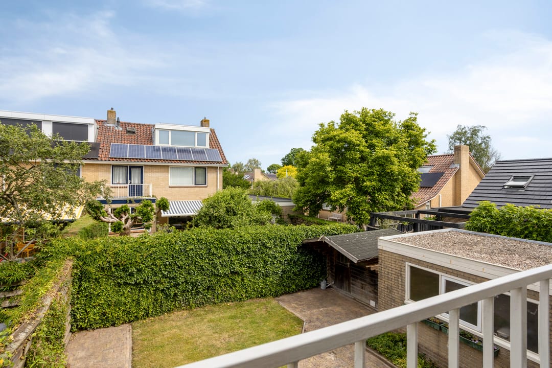 Spacious Semi-Detached House with Garage and Private Garden in Popular Berkum District — 23
