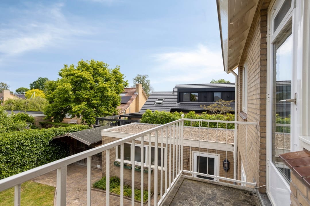 Spacious Semi-Detached House with Garage and Private Garden in Popular Berkum District — 22
