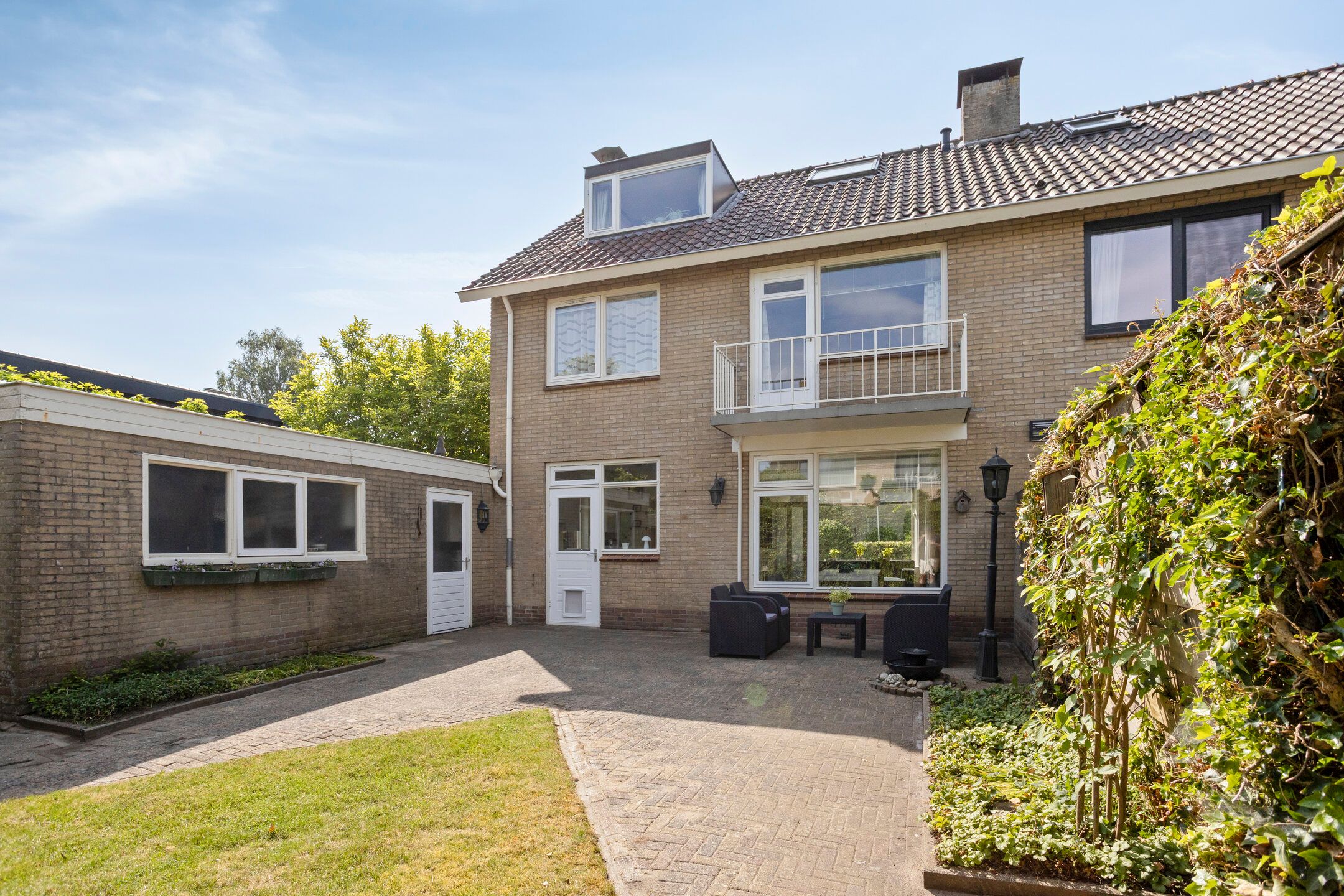 Spacious Semi-Detached House with Garage and Private Garden in Popular Berkum District — 39