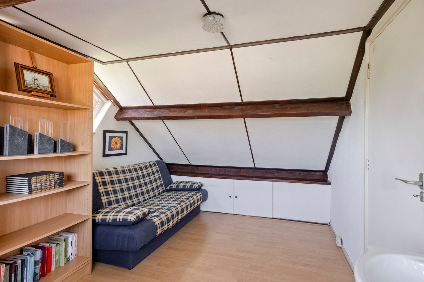 Spacious Semi-Detached House with Garage and Private Garden in Popular Berkum District — 35