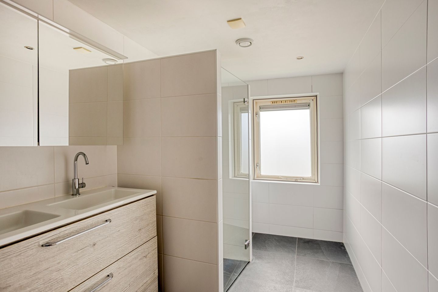 Spacious Semi-Detached House with Garage and Private Garden in Popular Berkum District — 29