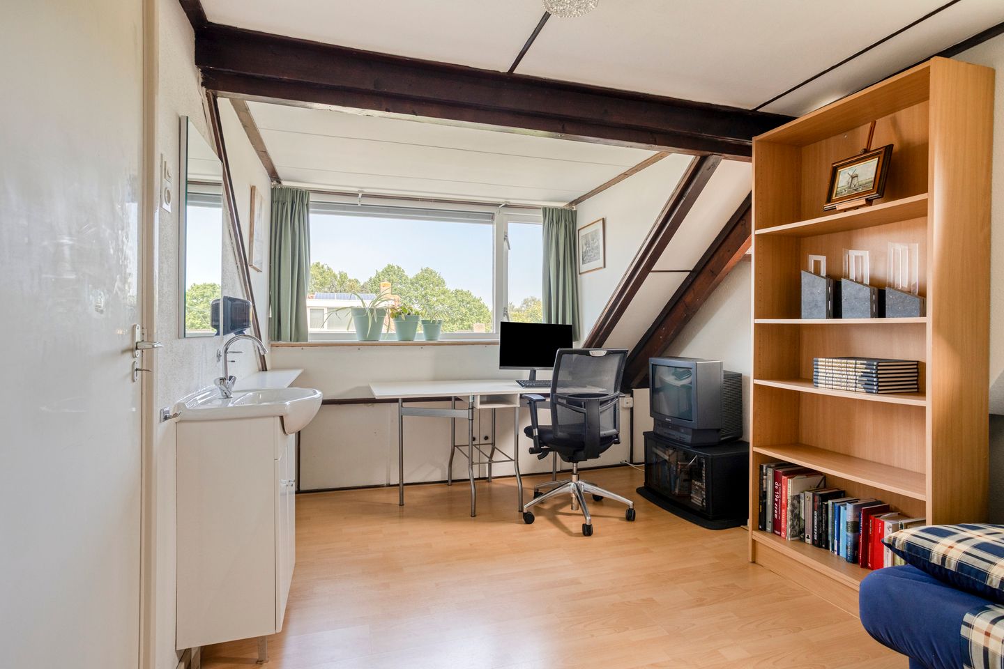 Spacious Semi-Detached House with Garage and Private Garden in Popular Berkum District — 34