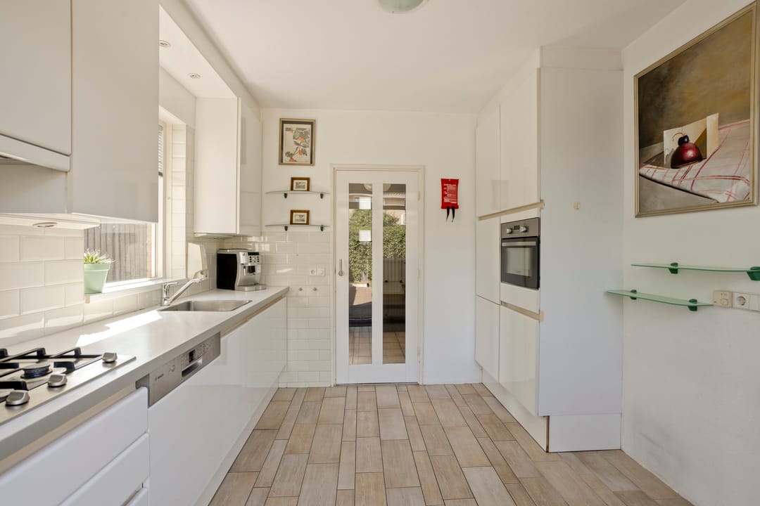 Spacious Semi-Detached House with Garage and Private Garden in Popular Berkum District — 11