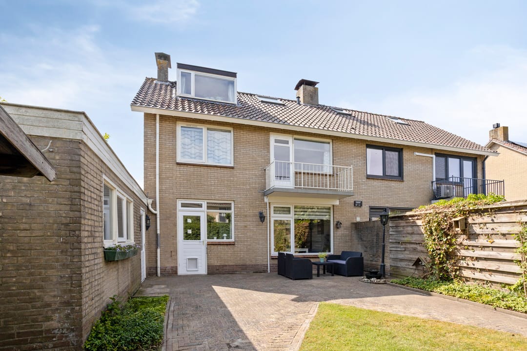 Spacious Semi-Detached House with Garage and Private Garden in Popular Berkum District — 37