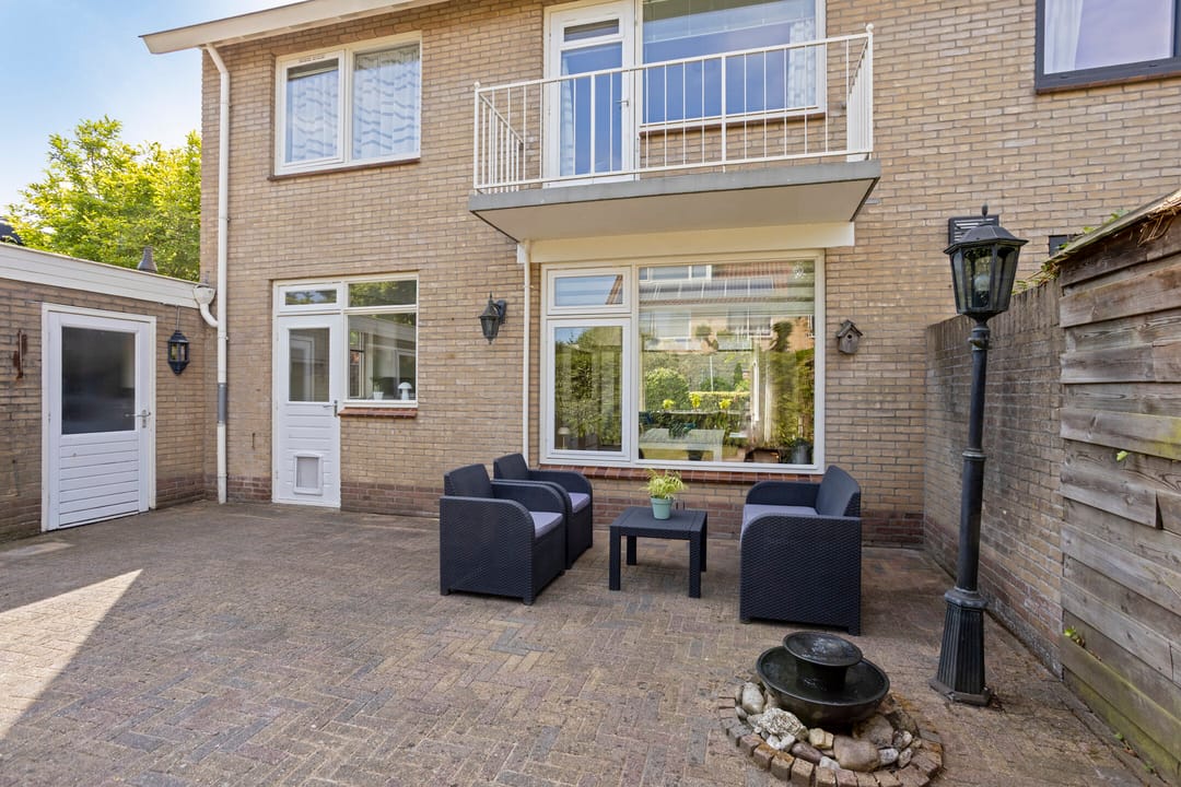 Spacious Semi-Detached House with Garage and Private Garden in Popular Berkum District — 38