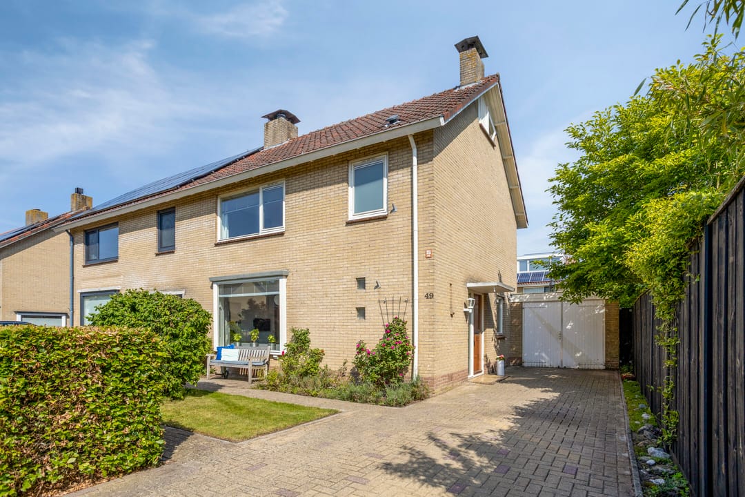 Spacious Semi-Detached House with Garage and Private Garden in Popular Berkum District — 46