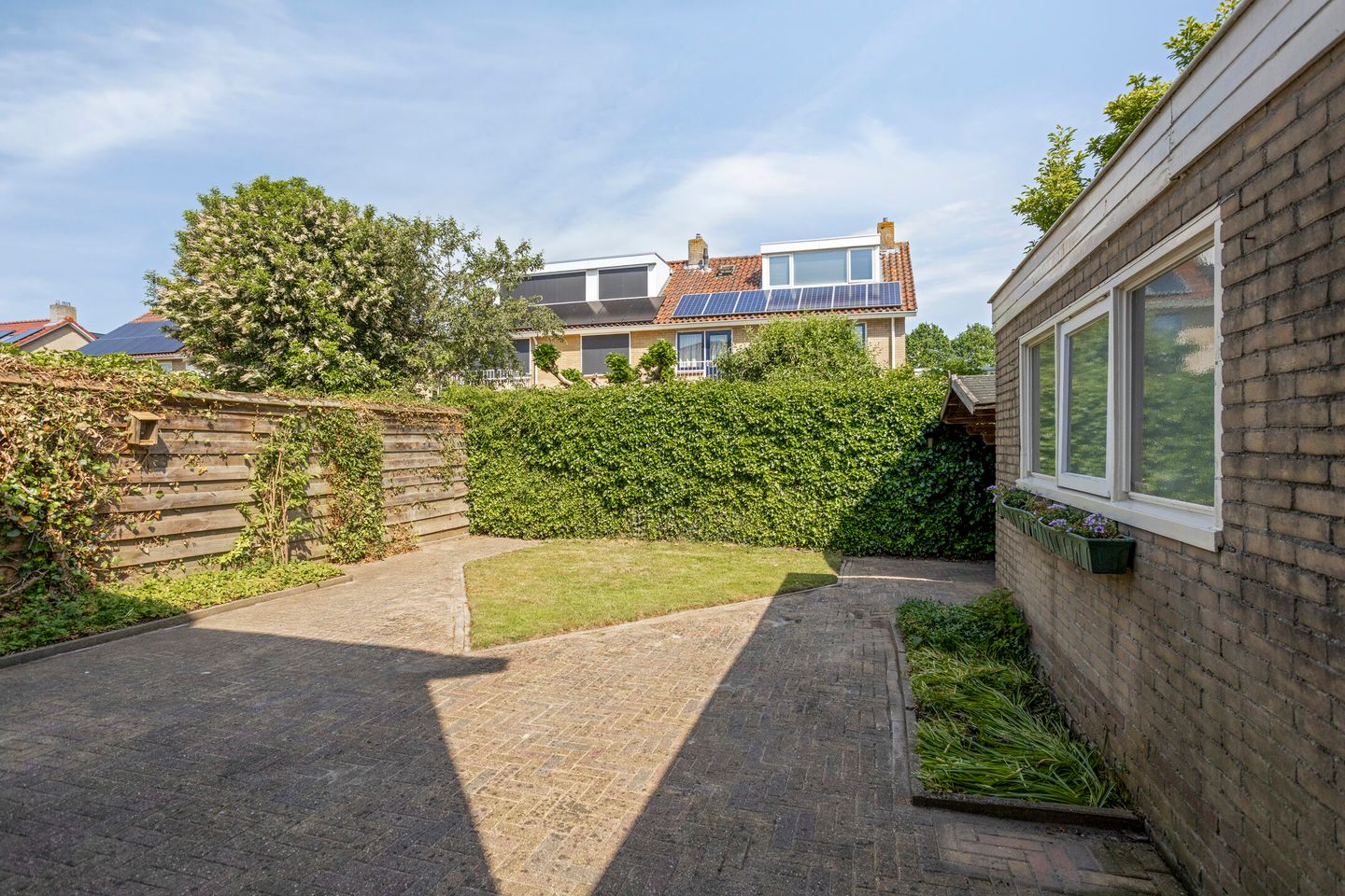 Spacious Semi-Detached House with Garage and Private Garden in Popular Berkum District — 40