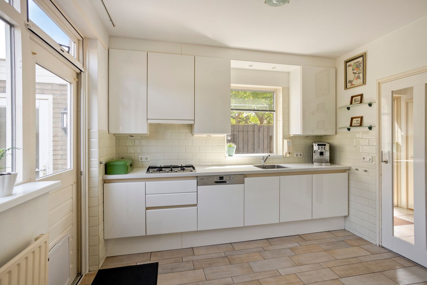 Spacious Semi-Detached House with Garage and Private Garden in Popular Berkum District — 10