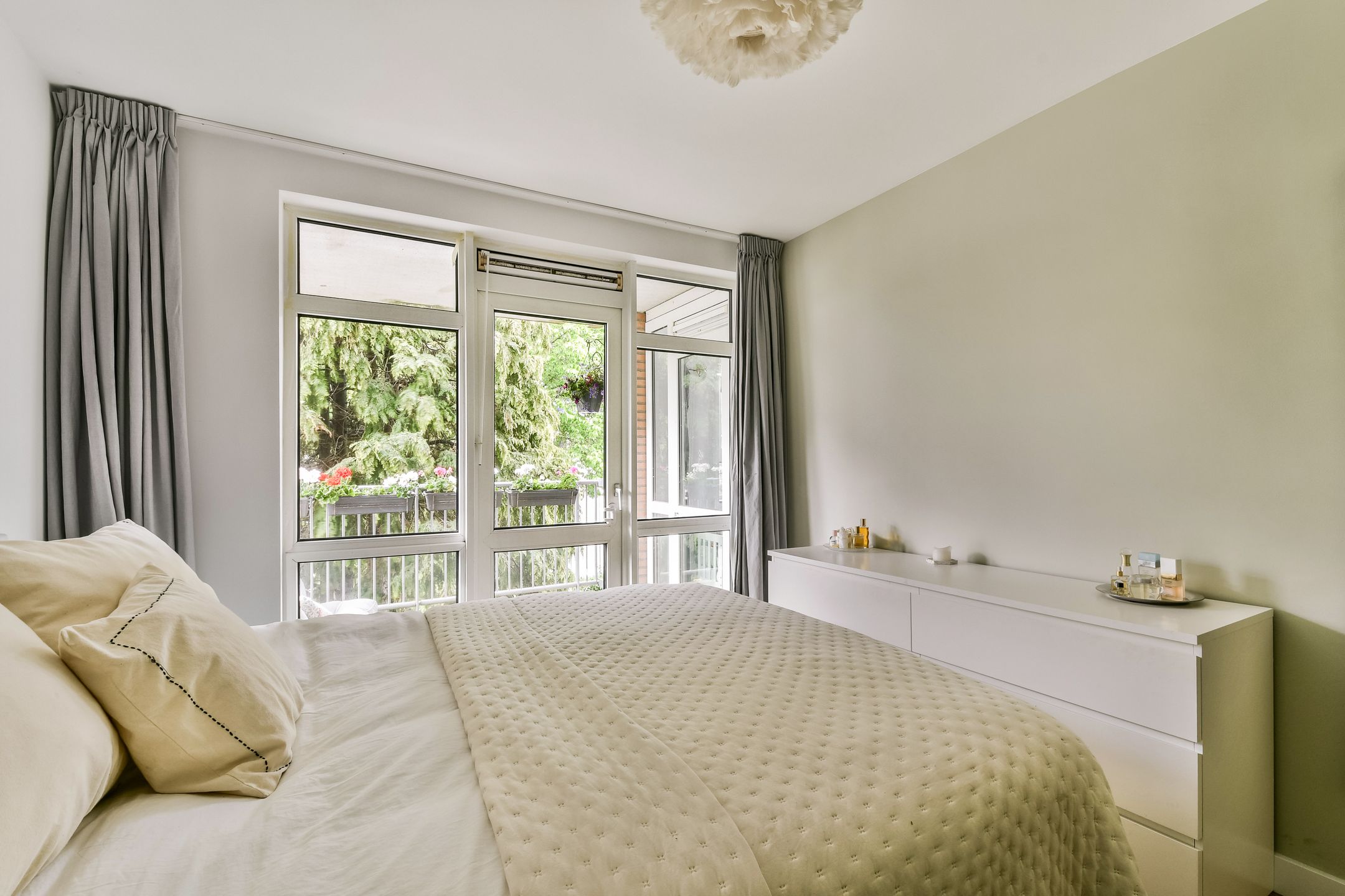 Renovated 3-Room Apartment with South-Facing Balcony near Oosterpark — 12