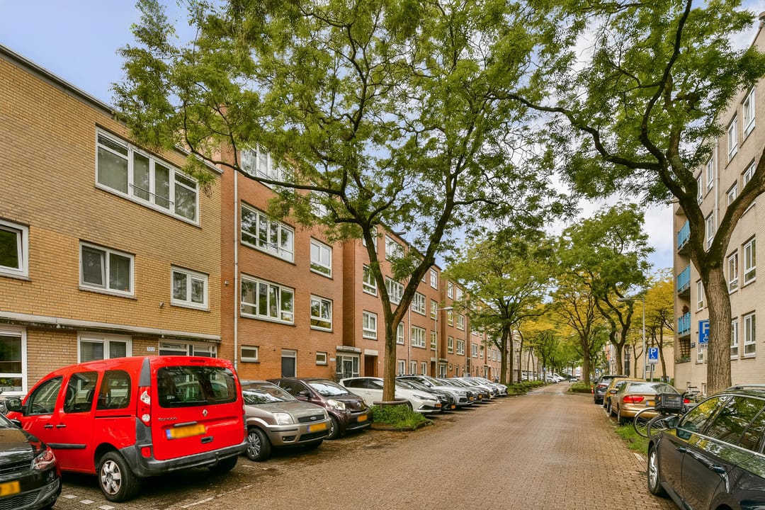 Renovated 3-Room Apartment with South-Facing Balcony near Oosterpark — 17