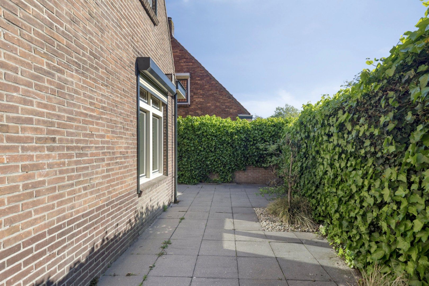 Characteristic 1930s Corner House with City Garden in Quiet Goes Location — 36