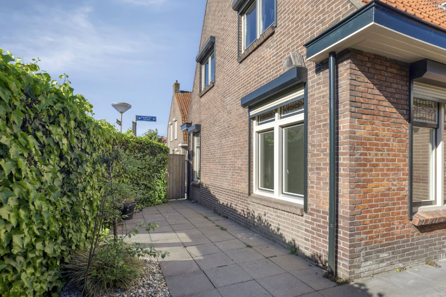 Characteristic 1930s Corner House with City Garden in Quiet Goes Location — 34
