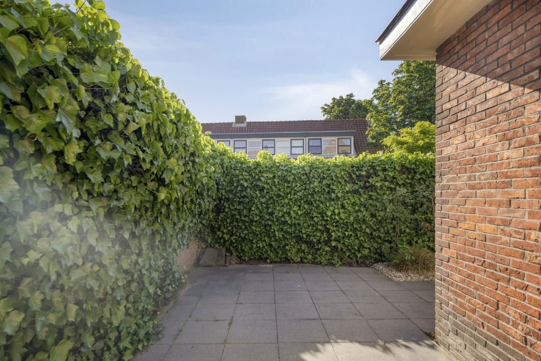 Characteristic 1930s Corner House with City Garden in Quiet Goes Location — 37