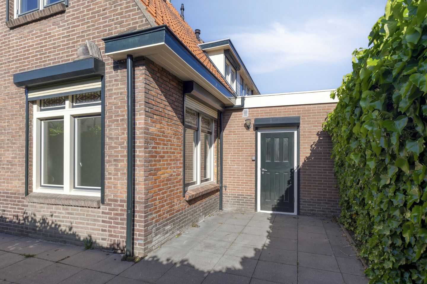 Characteristic 1930s Corner House with City Garden in Quiet Goes Location — 35