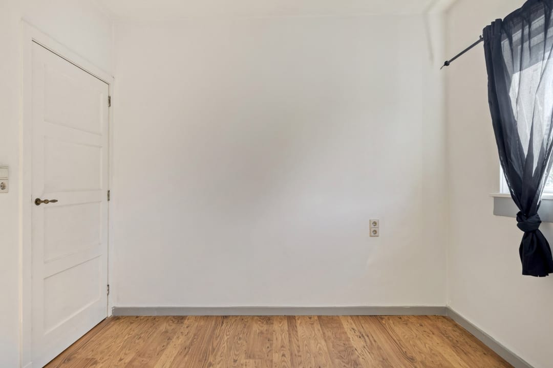 Characteristic 1930s Corner House with City Garden in Quiet Goes Location — 28