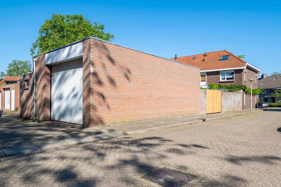 Move-in Ready 1930s Family Home with Large Insulated Garage in Tongelre — 56