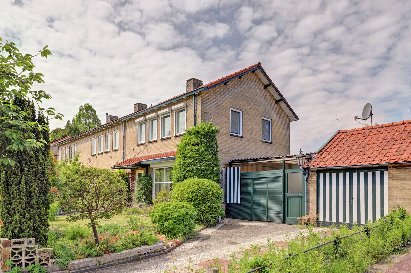 Spacious Corner Home with Exceptional Garden Privacy in Lochem — 25