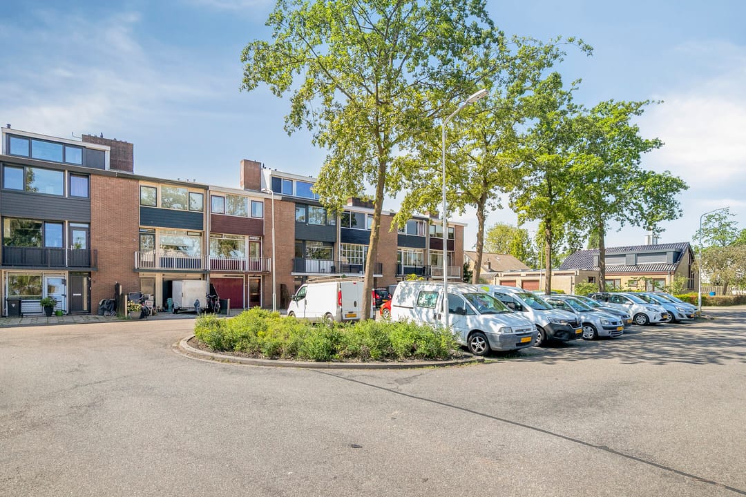 Spacious Six Room Home with Lift and South Facing Garden in Central Zoetermeer — 26