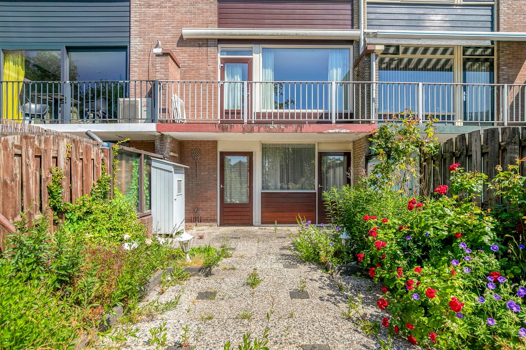Spacious Six Room Home with Lift and South Facing Garden in Central Zoetermeer — 28