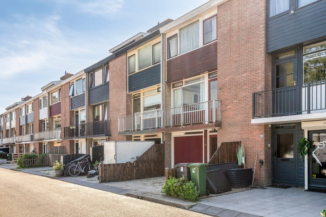 Spacious Six Room Home with Lift and South Facing Garden in Central Zoetermeer — 32