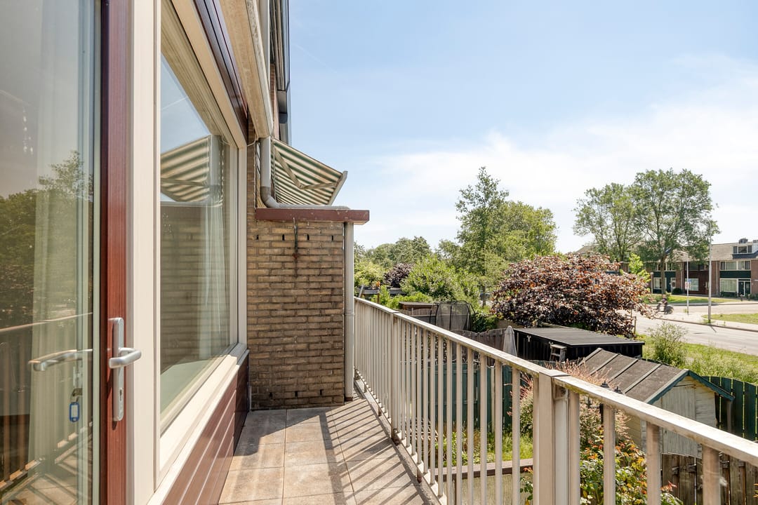 Spacious Six Room Home with Lift and South Facing Garden in Central Zoetermeer — 11