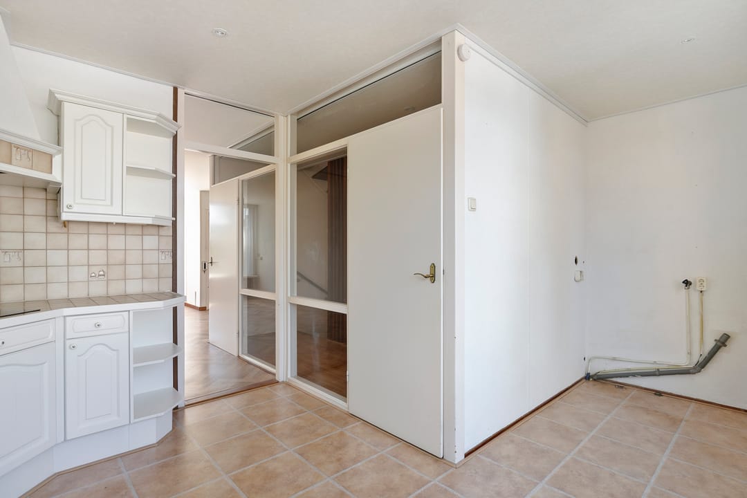 Spacious Six Room Home with Lift and South Facing Garden in Central Zoetermeer — 17