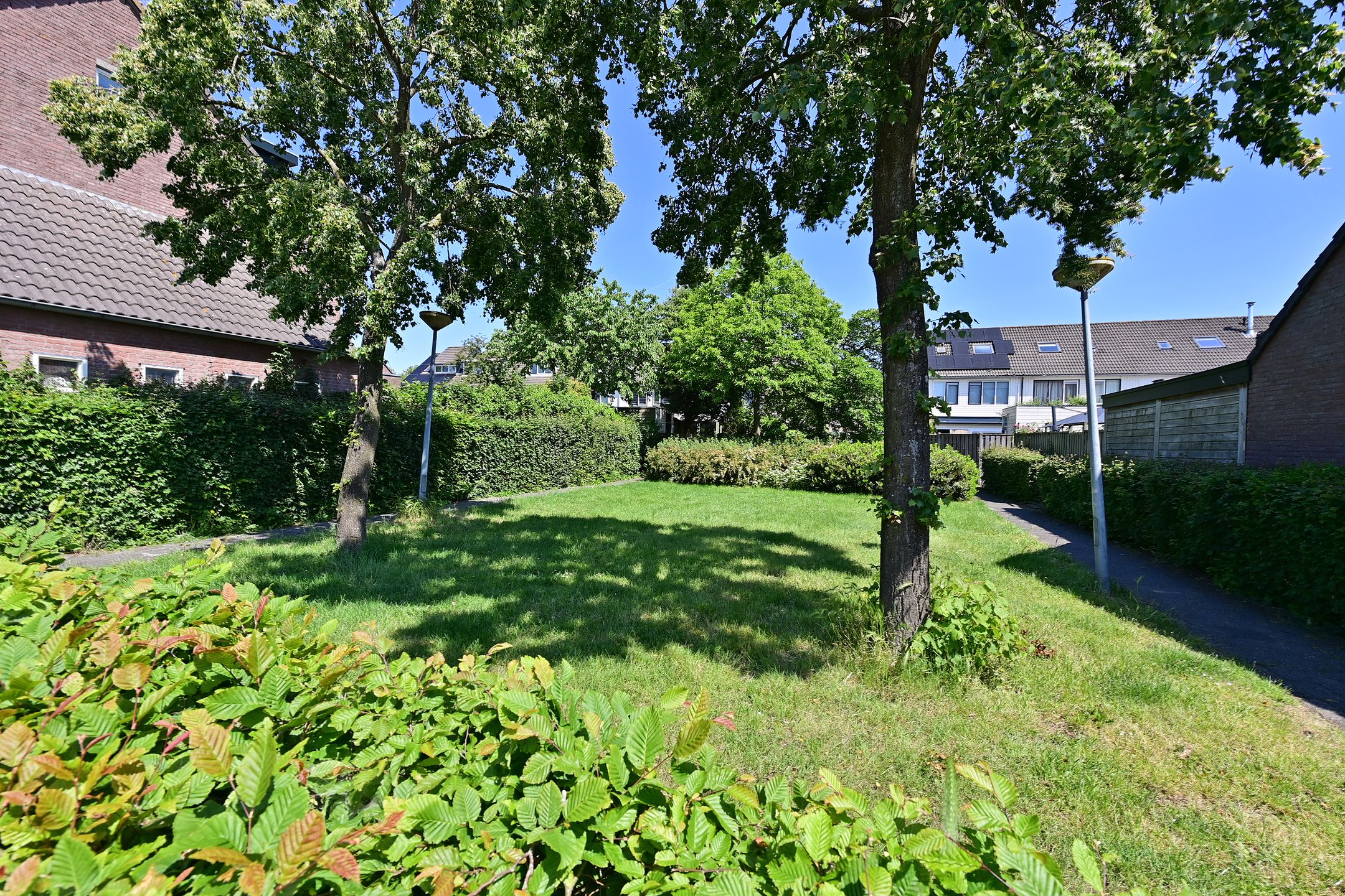 Spacious Extended Terraced Home with Six Bedrooms and Sunny Garden in Huizen — 21
