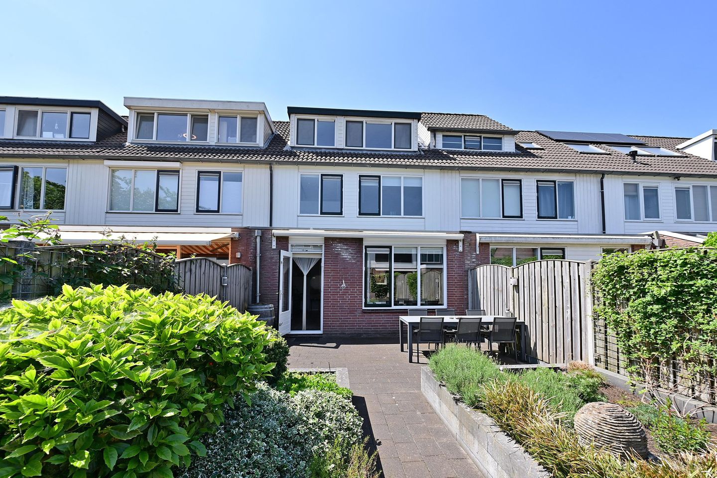 Spacious Extended Terraced Home with Six Bedrooms and Sunny Garden in Huizen — 20