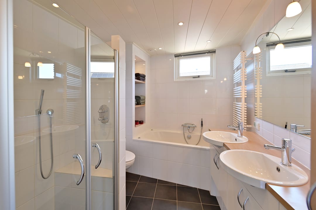 Spacious Extended Terraced Home with Six Bedrooms and Sunny Garden in Huizen — 16