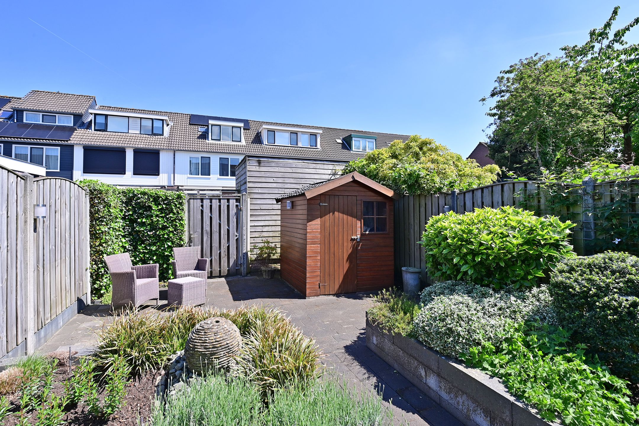 Spacious Extended Terraced Home with Six Bedrooms and Sunny Garden in Huizen — 12