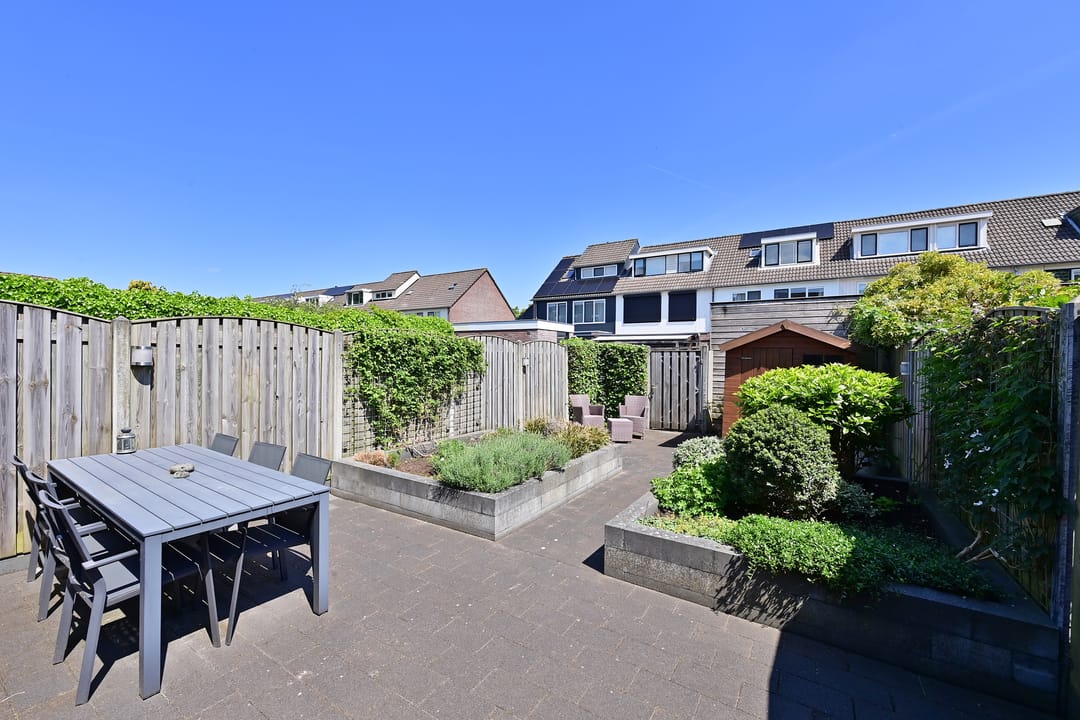 Spacious Extended Terraced Home with Six Bedrooms and Sunny Garden in Huizen — 11